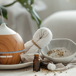 Aromaterapia é uma alternativa natural bastante utilizada com óleos essenciais